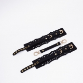 Черный кожаные оковы с узорами и золотистой фурнитурой - Crazy Handmade - купить с доставкой в Кемерово