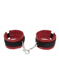 Красно-чёрные полиуретановые наручники Luxurious Handcuffs - Blush Novelties - купить с доставкой в Кемерово