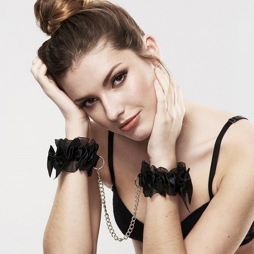 Черные наручники FROU FROU с цепочкой - Bijoux Indiscrets - купить с доставкой в Кемерово