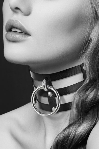 Чёрный тройной чокер с большим кольцом - Bijoux Pour Toi - купить с доставкой в Кемерово